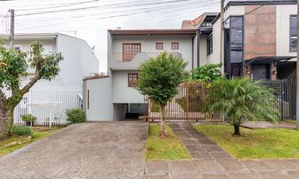 Sobrado para venda em Alto Boqueirão de 162.00m² com 3 Quartos, 1 Suite e 4 Garagens