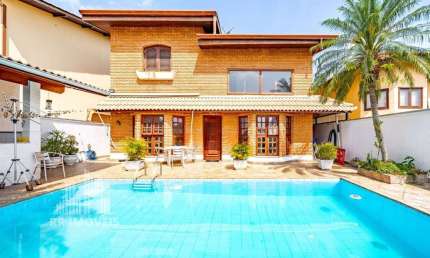 Casa para venda em Alphaville de 360.00m² com 4 Quartos, 2 Suites e 4 Garagens