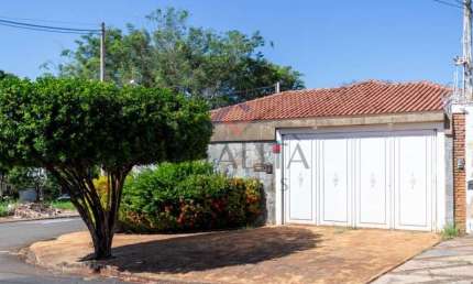 Casa para alugar em Jardim São Luiz de 215.00m² com 4 Quartos, 2 Suites e 2 Garagens