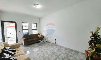 Casa para venda em Jardim Santo Antônio de 380.00m² com 3 Quartos, 1 Suite e 2 Garagens