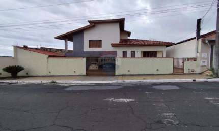 Casa para venda em Águas de Lindóia de 145.00m² com 3 Quartos, 1 Suite e 6 Garagens