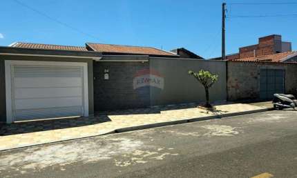 Casa para venda em Jardim Suécia de 210.00m² com 3 Quartos, 1 Suite e 3 Garagens