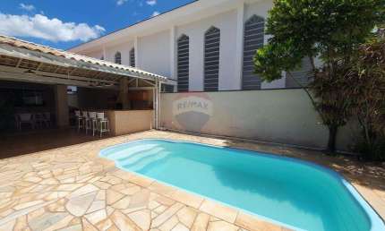 Casa para venda em Santa Cruz de 180.00m² com 4 Quartos e 3 Garagens