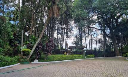 Casa para venda e aluguel em Granja Viana de 570.00m² com 4 Quartos, 3 Suites e 13 Garagens
