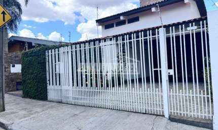 Casa para alugar em Jardim Paulistano de 216.00m² com 4 Quartos, 1 Suite e 2 Garagens