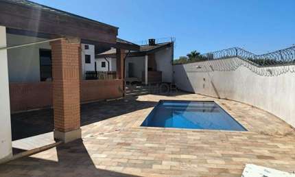Casa para alugar em Jardim Santa Cruz de 248.00m² com 3 Quartos, 1 Suite e 3 Garagens