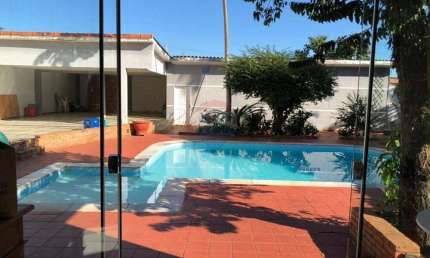 Casa para venda em Jardim Das Flores de 266.00m² com 5 Quartos e 6 Garagens
