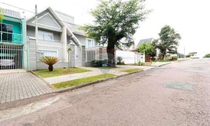Sobrado para venda em Cajuru de 200.00m² com 3 Quartos, 1 Suite e 2 Garagens