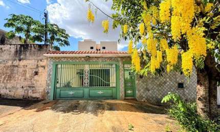 Casa para venda em Parque Dos Bandeirantes de 270.00m² com 3 Quartos, 1 Suite e 3 Garagens
