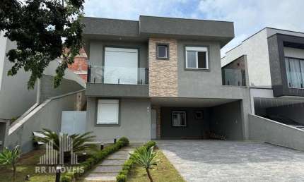 Casa para venda em Suru de 260.00m² com 4 Quartos, 2 Suites e 4 Garagens