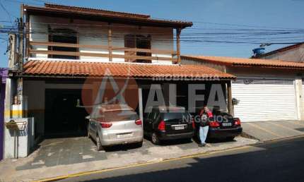 Casa para venda em Jardim Araruama de 400.00m² com 3 Quartos, 1 Suite e 4 Garagens