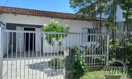 Casa para venda em Guaratuba de 130.00m² com 3 Quartos, 1 Suite e 2 Garagens