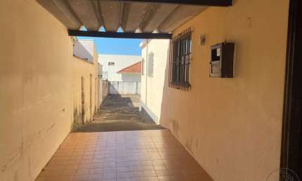 Casa para venda e aluguel em Vila Dos Lavradores de 144.40m² com 3 Quartos, 1 Suite e 8 Garagens