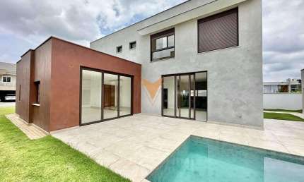 Casa para venda e aluguel em Granja Viana de 307.61m² com 4 Quartos, 4 Suites e 4 Garagens
