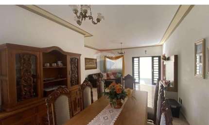 Casa para venda em Vila São Lúcio de 250.00m² com 4 Quartos, 2 Suites e 4 Garagens