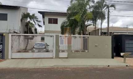 Casa para venda em Jardim Aeroporto de 170.00m² com 3 Quartos, 1 Suite e 5 Garagens