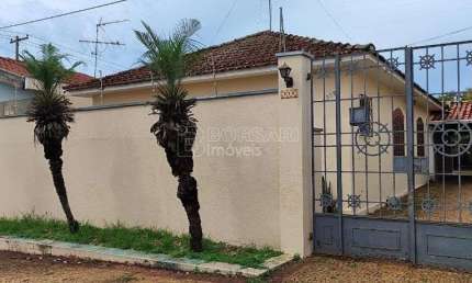 Casa para venda em Vila Harmonia de 197.00m² com 4 Quartos, 1 Suite e 4 Garagens