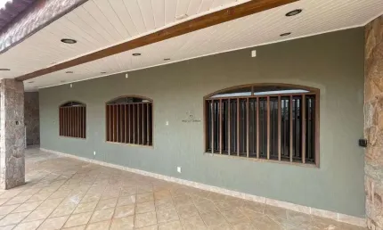 Casa para venda em Vila Barão de 420.00m² com 3 Quartos, 1 Suite e 4 Garagens