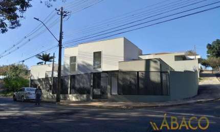Casa para venda em Jardim Nova Santa Paula de 190.00m² com 3 Quartos, 1 Suite e 4 Garagens