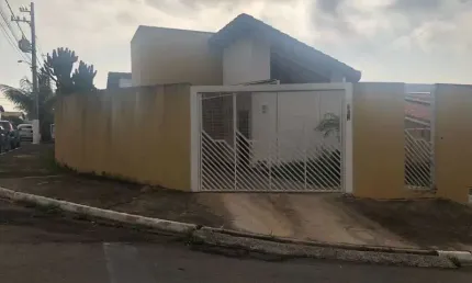 Casa para venda em Parque Das Laranjeiras de 257.62m² com 3 Quartos, 1 Suite e 2 Garagens