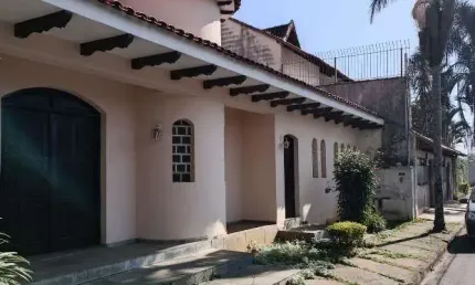 Casa para venda em Vila Oliveira de 390.00m² com 3 Quartos, 1 Suite e 4 Garagens