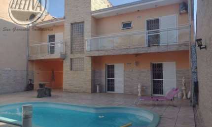 Casa para venda em Guaratuba de 334.00m² com 3 Quartos, 1 Suite e 5 Garagens