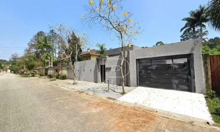 Casa de Condomínio para venda em Granja Viana de 245.00m² com 3 Quartos, 1 Suite e 5 Garagens