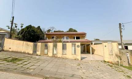 Sobrado para venda em Centro de 250.00m² com 4 Quartos e 2 Garagens