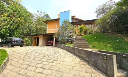 Casa de Condomínio para venda em Granja Viana de 261.00m² com 3 Quartos, 1 Suite e 6 Garagens