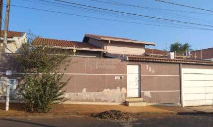 Casa para venda em Centro de 202.00m² com 3 Quartos, 1 Suite e 2 Garagens