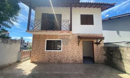 Casa para alugar em Arujá Center Ville de 257.00m² com 3 Quartos, 1 Suite e 4 Garagens