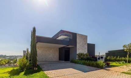 Casa de Condomínio para alugar em Alphaville Nova Esplanada de 250.00m² com 3 Quartos, 3 Suites e 4 Garagens