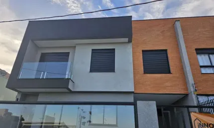 Sobrado para venda em Portão de 120.00m² com 3 Quartos, 1 Suite e 2 Garagens