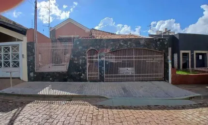 Casa para venda em Centro de 216.50m² com 4 Quartos, 1 Suite e 2 Garagens
