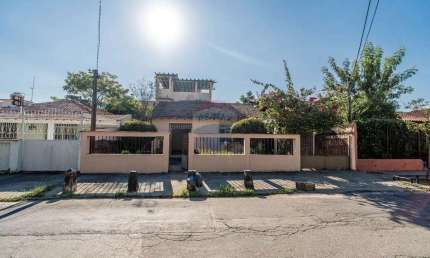 Casa para venda em Bancários de 147.00m² com 6 Quartos e 5 Garagens