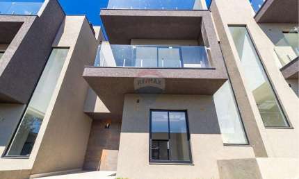 Sobrado para venda em Boqueirão de 115.00m² com 2 Quartos, 2 Suites e 1 Garagem