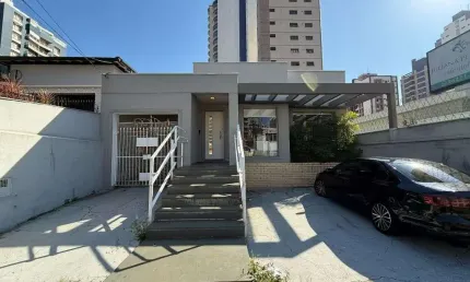 Casa para venda em Vila Itapura de 170.00m² com 4 Quartos, 1 Suite e 6 Garagens