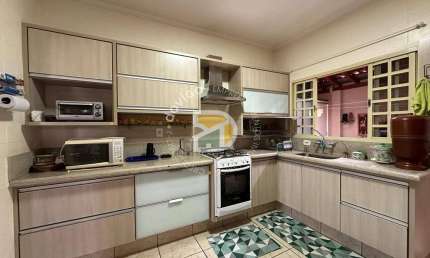 Casa para venda em Jardim Itamaraty de 186.00m² com 3 Quartos, 1 Suite e 2 Garagens