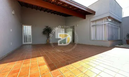 Casa para venda em Centro de 194.62m² com 3 Quartos, 1 Suite e 4 Garagens