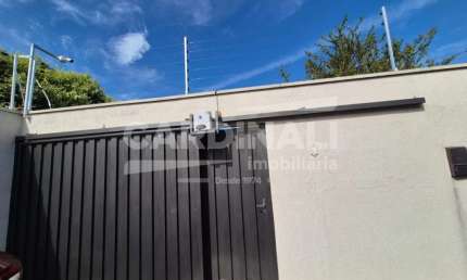 Casa para venda em Jardim Nova Época de 145.00m² com 3 Quartos, 2 Suites e 3 Garagens