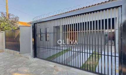Casa para venda em Vila São Judas Tadeu de 212.00m² com 3 Quartos, 1 Suite e 2 Garagens