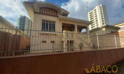 Casa para alugar em Centro de 200.00m² com 7 Quartos e 2 Garagens
