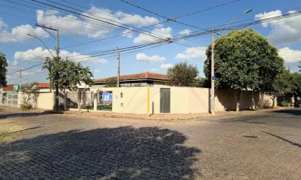 Casa para venda em Centro de 245.00m² com 4 Quartos, 1 Suite e 4 Garagens
