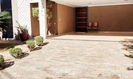 Casa para alugar em Parque Residencial Damha Iv de 220.00m² com 3 Quartos, 3 Suites e 4 Garagens