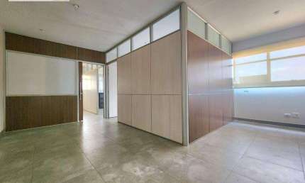Sala Comercial para venda e aluguel em Centro de 68.00m² com 1 Garagem