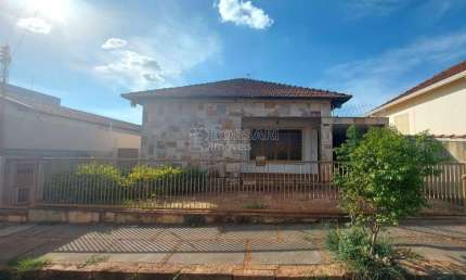 Casa para venda em Vila Xavier (vila Xavier) de 242.00m² com 3 Quartos, 1 Suite e 2 Garagens