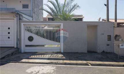 Casa para venda em Jardim Santa Rita I de 152.36m² com 3 Quartos, 1 Suite e 4 Garagens