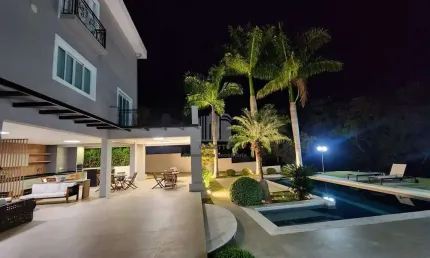 Casa para alugar em Loteamento Alphaville Campinas de 650.00m² com 5 Quartos, 4 Suites e 8 Garagens