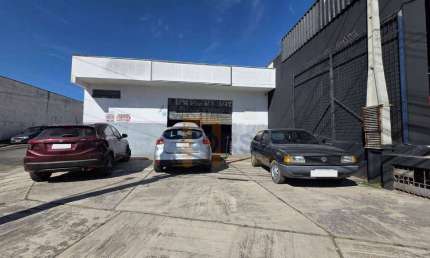 Galpão / Depósito / Armazém para alugar em Vila Jundiaí de 200.00m² com 3 Garagens