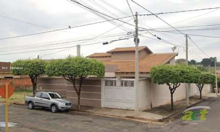 Casa para venda em Centro de 300.00m² com 2 Quartos, 1 Suite e 2 Garagens